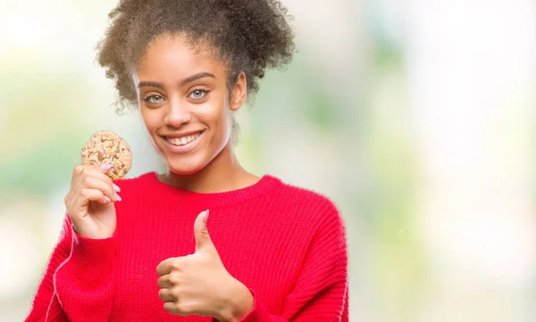 Jonge Afro Amerikaanse Vrouw Eten Chocolade Cookie Geïsoleerde Achtergrond Blij — Stockfoto