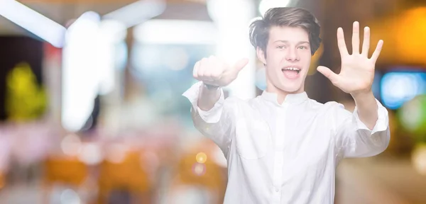 Joven Hombre Negocios Guapo Sobre Fondo Aislado Mostrando Apuntando Hacia — Foto de Stock