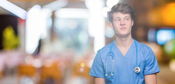 Junger Arzt Uniform Über Isoliertem Hintergrund Lächelt Seite Seite Und — Stockfoto