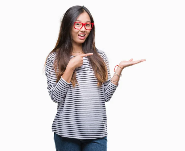 Jeune Femme Asiatique Portant Des Lunettes Sur Fond Isolé Étonné — Photo