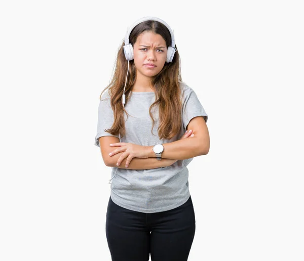 Junge Schöne Frau Mit Kopfhörer Musik Über Isoliertem Hintergrund Skeptisch — Stockfoto
