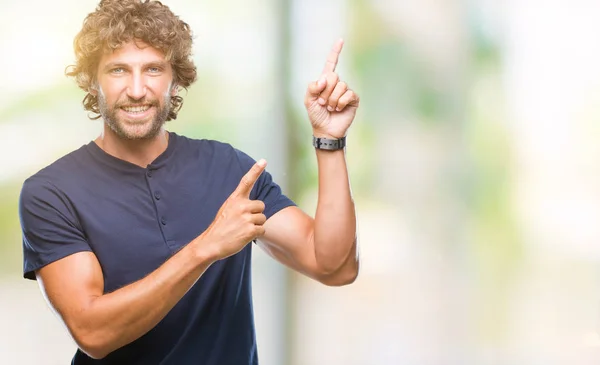 Bonito Homem Modelo Hispânico Sobre Fundo Isolado Sorrindo Olhando Para — Fotografia de Stock