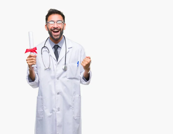 Adulto Hispânico Médico Homem Segurando Grau Sobre Fundo Isolado Gritando — Fotografia de Stock