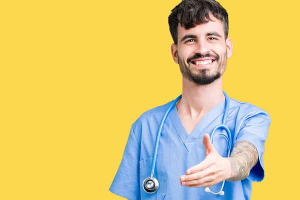 Jovem Enfermeiro Bonito Vestindo Uniforme Cirurgião Sobre Fundo Isolado Sorrindo — Fotografia de Stock