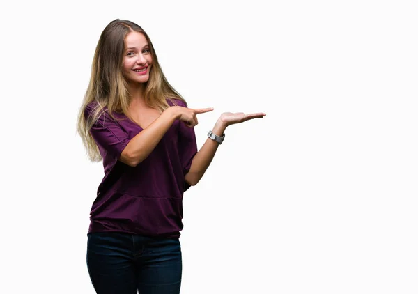 Giovane Bella Donna Bionda Elegante Sfondo Isolato Stupito Sorridente Alla — Foto Stock