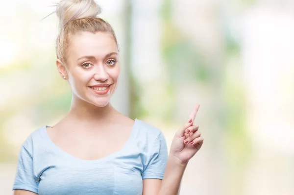 Jonge Blonde Vrouw Geïsoleerde Achtergrond Met Een Grote Glimlach Het — Stockfoto