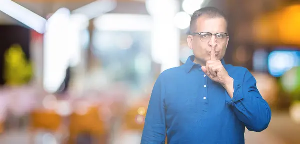Hombre Árabe Mediana Edad Con Gafas Sobre Fondo Aislado Pidiendo —  Fotos de Stock