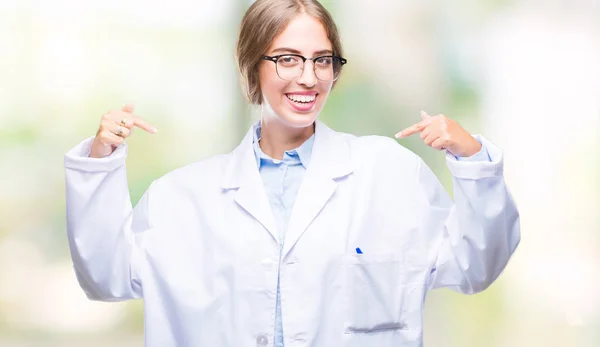 Schöne Junge Blonde Ärztin Die Weißen Mantel Über Isoliertem Hintergrund — Stockfoto