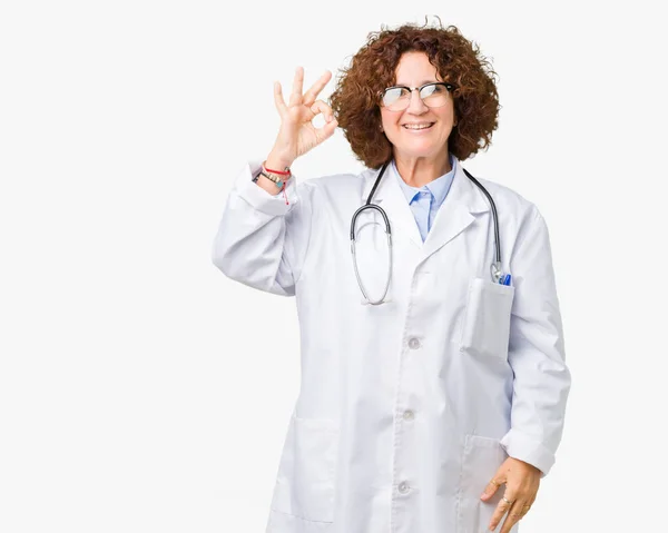 Medio Ager Anziano Medico Donna Sfondo Isolato Sorridente Positivo Facendo — Foto Stock