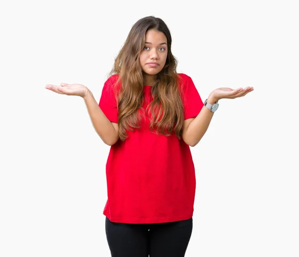 Όμορφη Μελαχρινή Νεαρή Γυναίκα Φοράει Κόκκινο Shirt Πάνω Απομονωμένες Φόντο — Φωτογραφία Αρχείου