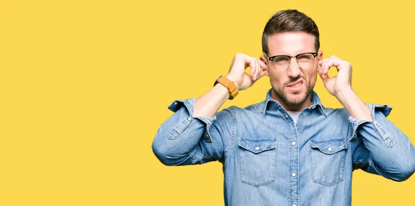 Stilig Man Bär Glasögon Som Täcker Öronen Med Fingrar Med — Stockfoto