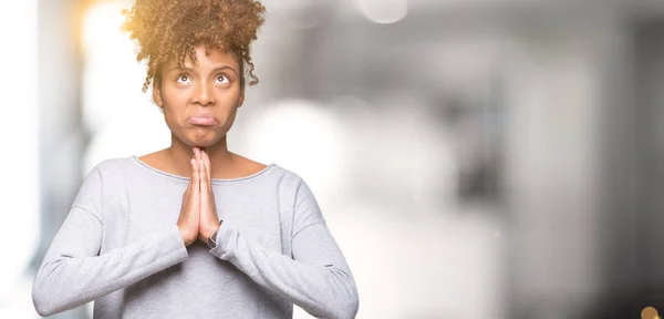 Gyönyörű Fiatal Afrikai Amerikai Felett Elszigetelt Háttér Koldulás Imádkozik Együtt — Stock Fotó