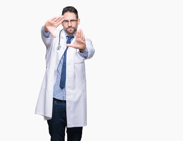 Guapo Joven Doctor Hombre Sobre Aislado Fondo Sonriendo Haciendo Marco —  Fotos de Stock