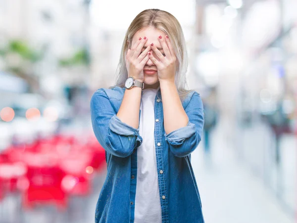 Mujer Rubia Joven Sobre Fondo Aislado Con Expresión Triste Cubriendo —  Fotos de Stock