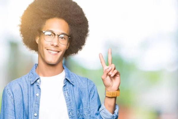 Unga Afroamerikanska Man Med Afro Hår Glasögon Leende Med Glada — Stockfoto