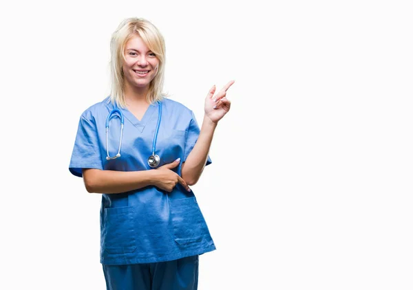 Młoda Piękna Blondynka Lekarz Kobieta Ubrana Uniform Medyczny Białym Tle — Zdjęcie stockowe