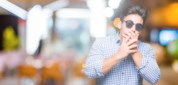 Joven Hombre Guapo Con Gafas Sol Sobre Fondo Aislado Impactó —  Fotos de Stock