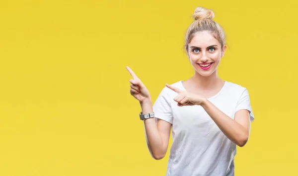 Jonge Mooie Blonde Vrouw Met Witte Shirt Geïsoleerde Achtergrond Glimlachen — Stockfoto