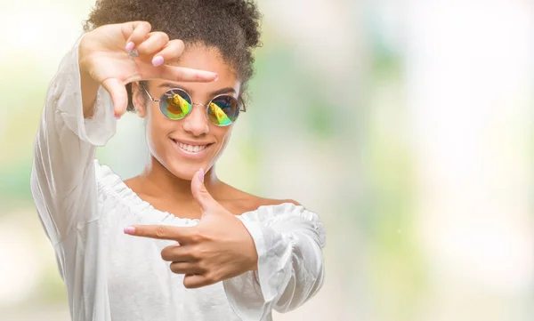 Молодая Афро Американка Солнечных Очках Изолированном Фоне Улыбается Делая Рамку — стоковое фото