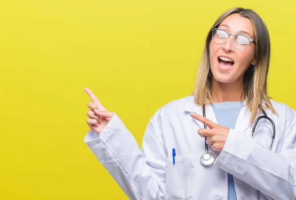 Joven Hermosa Doctora Mujer Auriculares Sobre Fondo Aislado Sonriendo Mirando —  Fotos de Stock