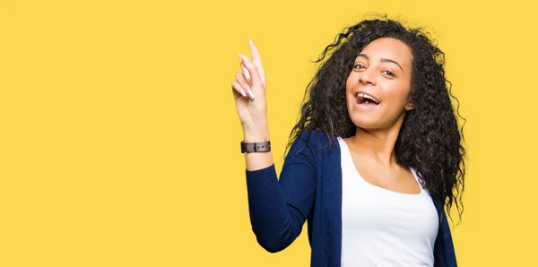 Menina Bonita Nova Com Cabelo Encaracolado Apontando Dedo Para Cima — Fotografia de Stock