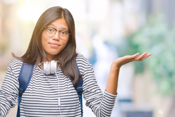 Joven Estudiante Asiática Con Auriculares Mochila Sobre Fondo Aislado Expresión —  Fotos de Stock