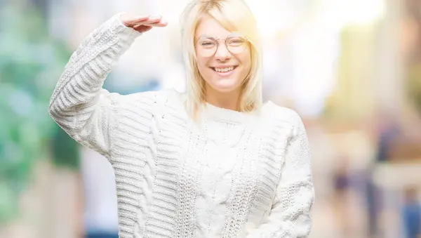 Joven Hermosa Mujer Rubia Con Suéter Invierno Gafas Sobre Fondo —  Fotos de Stock