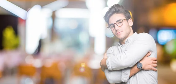 Jonge Knappe Man Dragen Bril Geïsoleerde Achtergrond Knuffelen Zich Gelukkig — Stockfoto