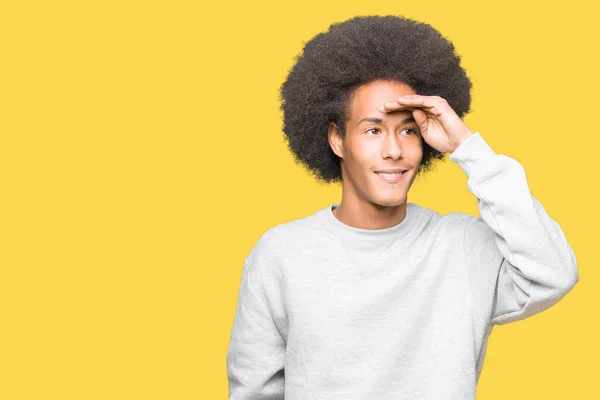 Junger Afrikanisch Amerikanischer Mann Mit Afro Haaren Sportlichem Sweatshirt Sehr — Stockfoto