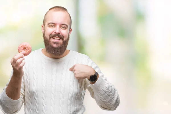 Jeune Homme Hipster Caucasien Mangeant Beignet Sucré Sur Fond Isolé — Photo