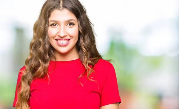 Mujer Hermosa Joven Que Usa Una Camiseta Casual Con Una — Foto de Stock