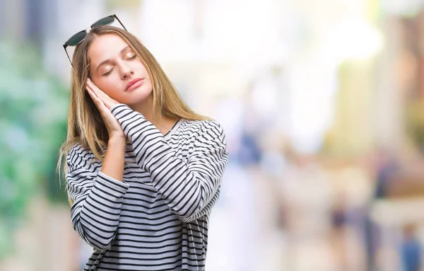 Jonge Mooie Blonde Vrouw Dragen Van Een Zonnebril Geïsoleerde Achtergrond — Stockfoto