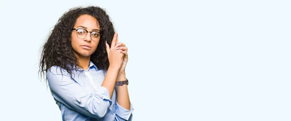 Junge Schöne Business Girl Mit Lockigem Haar Trägt Eine Brille — Stockfoto
