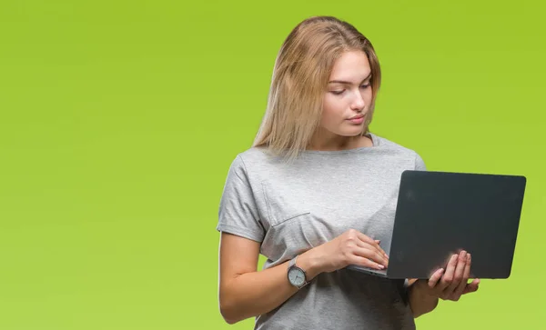 Jovem Mulher Caucasiana Usando Computador Portátil Sobre Fundo Isolado Com — Fotografia de Stock