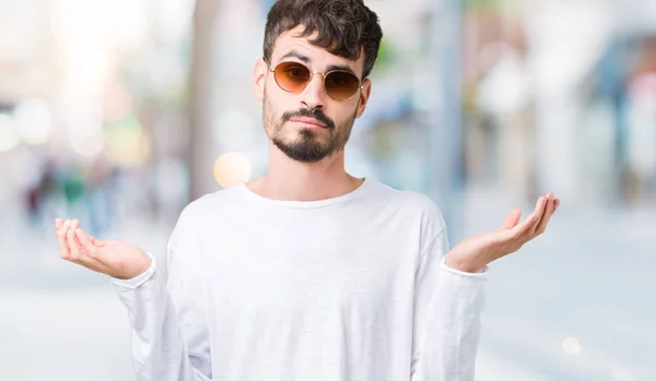 Joven Hombre Guapo Con Gafas Sol Sobre Fondo Aislado Expresión —  Fotos de Stock