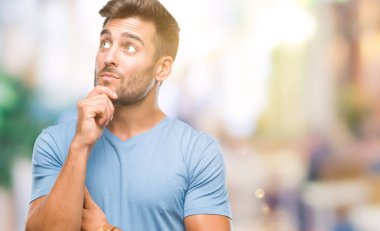 Yakışıklı delikanlı çene düşünme hakkında soru, dalgın ifade üzerine el ile izole arka plan üzerinde. Düşünceli yüzüyle gülümsüyor. Şüphe kavramı.