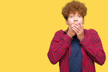 Bir ceket ağız hata için elleriyle kapsayan şok afro saçlı Genç yakışıklı öğrenci adam. Gizli kavramı.