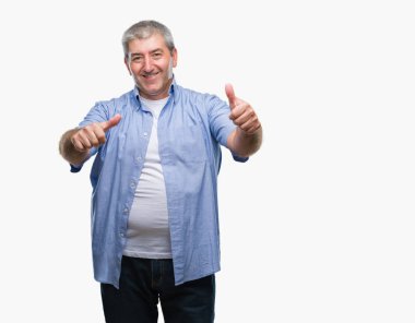 El ile pozitif jest yapıyor onaylama izole arka plan üzerinde üst düzey yakışıklı başparmak gülümseyen ve başarı için mutlu. Kamera, kazanan jest arıyorsunuz.