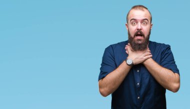 Genç beyaz hipster adam üzerinde arka plan bağırarak izole ve çünkü boğmak acı kendi ellerimle öldürürüm. Sağlık sorunu. Yaralarından ve intihar kavramı.