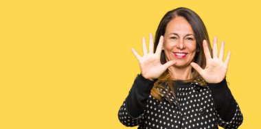 Gösterilen ve parmakları ile işaret güzel orta yaş kadın giyiyor moda ceket kendinden emin ve mutlu gülümseyerek süre on numara.