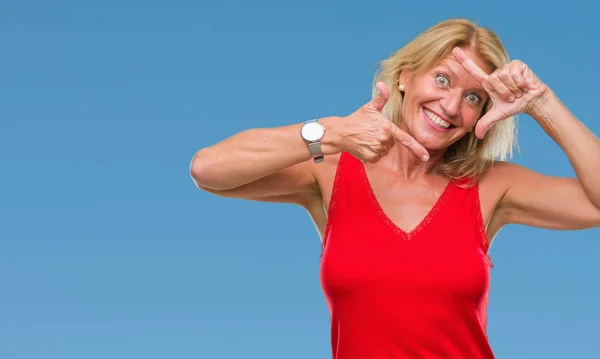 Mujer Rubia Mediana Edad Sobre Fondo Aislado Sonriendo Haciendo Marco — Foto de Stock