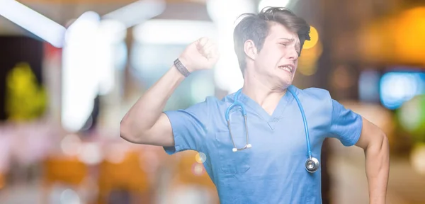 Giovane Medico Che Indossa Uniforme Medica Sfondo Isolato Che Estende — Foto Stock