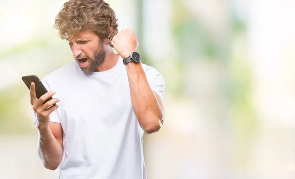 Modelo Hombre Hispano Guapo Enviando Mensajes Texto Usando Teléfono Inteligente —  Fotos de Stock