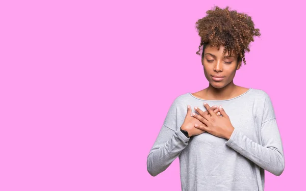 Mooie Jonge Afro Amerikaanse Vrouw Geïsoleerde Achtergrond Glimlachend Met Handen — Stockfoto