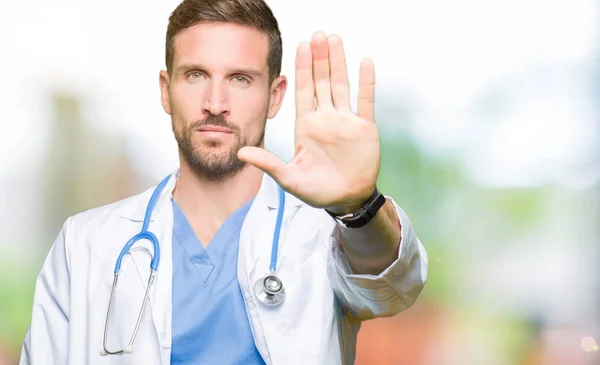 Hombre Guapo Doctor Usando Uniforme Médico Sobre Fondo Aislado Haciendo — Foto de Stock