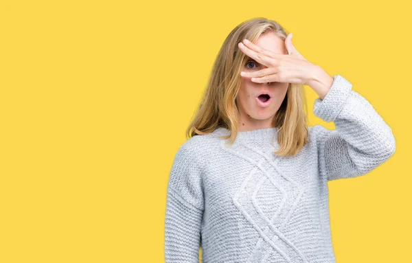 Mulher Bonita Usando Camisola Inverno Sobre Fundo Isolado Espreitando Choque — Fotografia de Stock