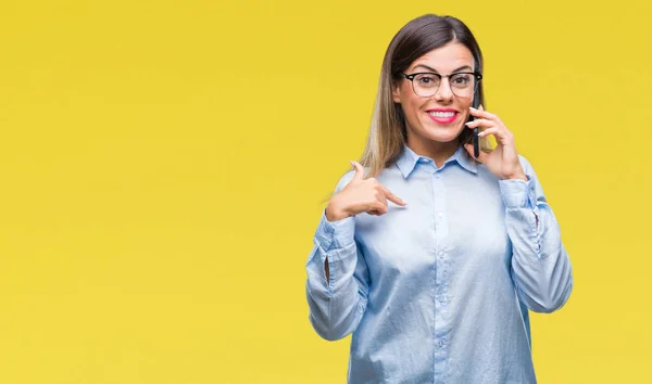 Junge Schöne Geschäftsfrau Telefoniert Mit Smartphone Über Isolierten Hintergrund Mit — Stockfoto