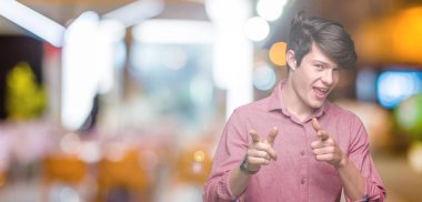 Genç yakışıklı iş adamı izole arka plan fotoğraf makinesi ile mutlu ve komik yüz için parmakları işaret içinde. İyi enerji ve vibes.