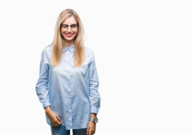 Seksi bir ifadeyle, neşeli ve mutlu yüzünü kameraya bakarak göz kırpıyor izole arka plan üzerinde gözlük takan genç güzel sarışın iş kadını.