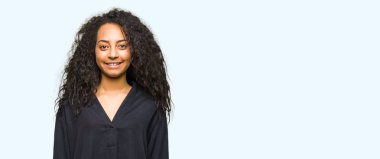 Kıvırcık saçlı yüzünde mutlu ve güzel bir gülümseme ile zarif elbise genç güzel kız. Şanslı kişi.